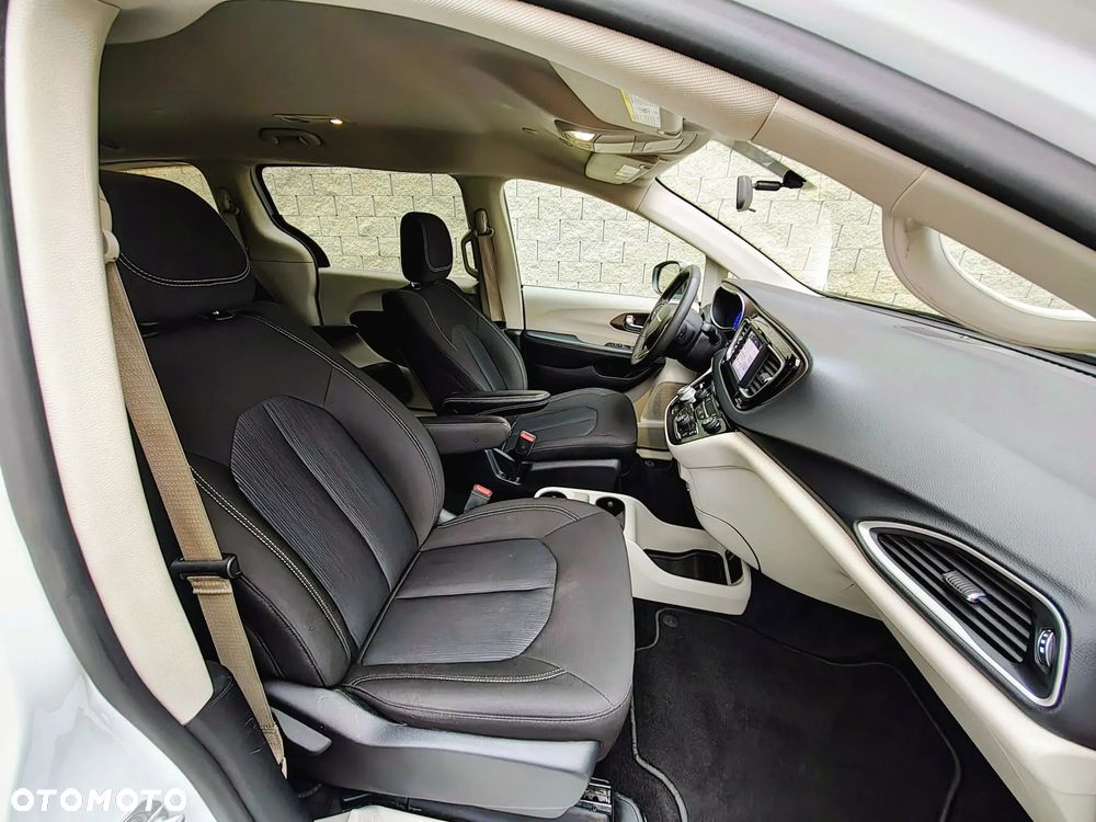 Chrysler Pacifica - 26