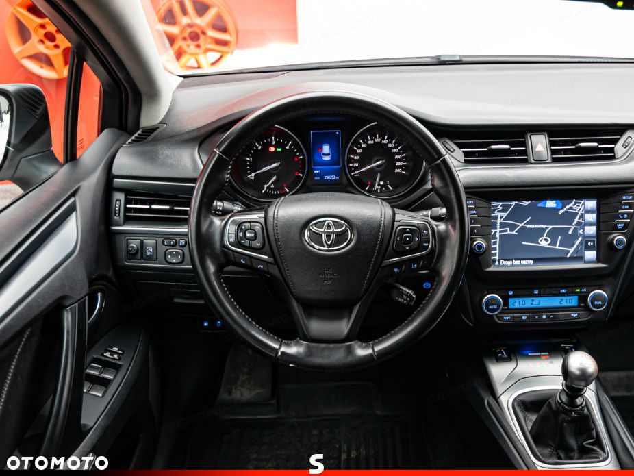 Toyota Avensis 2.0 D-4D Premium - 11