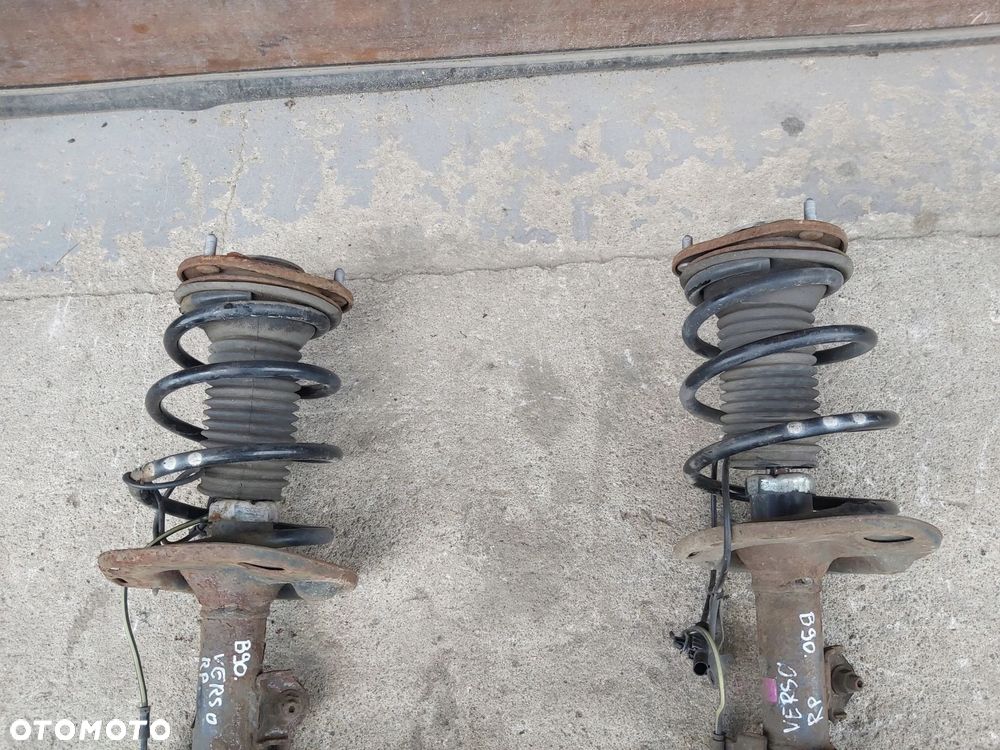 Toyota VERSO Lift 09 - 18 r mcperson prawy przód 1,6 2,0 d4d zwrotnica - 4