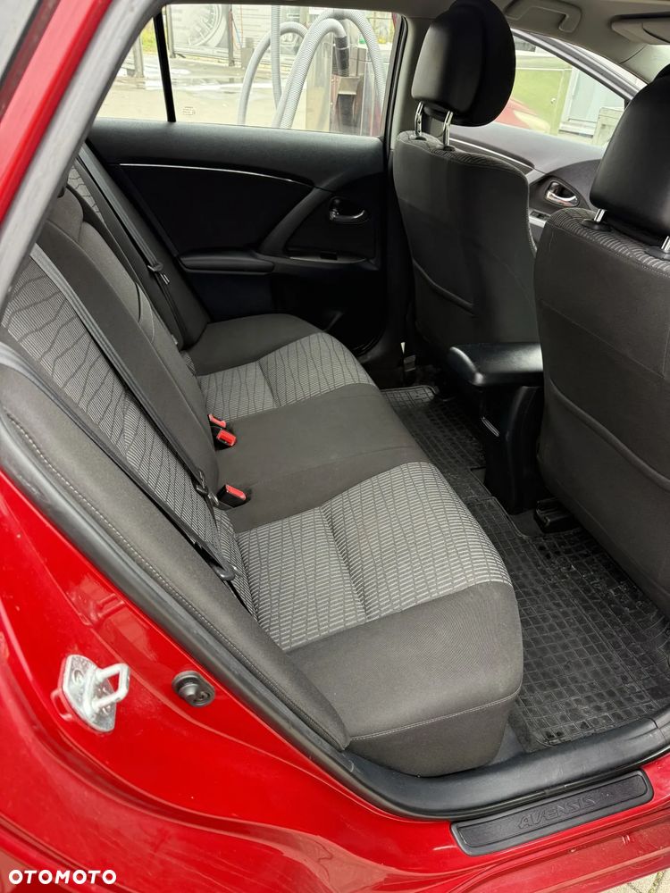 Toyota Avensis 1.8 Sol - 11