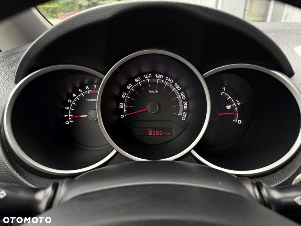 Kia Venga 1.4 CVVT UEFA EURO 2016 - 24