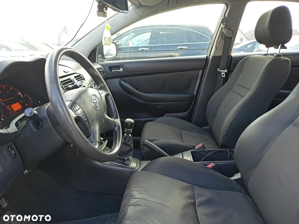Toyota Avensis - 8