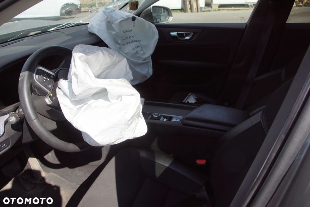 Auto na części - Volvo V60 II 2.0 D4 190 KM D4204T14 TG-81SC 727 2019R Silnik Skrzynia Drzwi Błotnik Klapa Zderzak Lampa Lusterko Klamka Szyba Deska Kokpit Sterownik Moduł Czujnik Licznik Wyświetlacz Panel Kierownica - 11