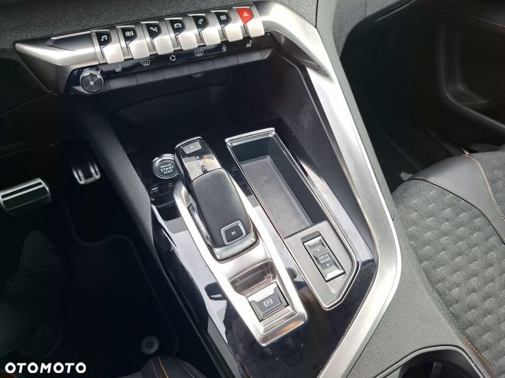 Peugeot 3008 1.2 PureTech Road Trip S&S EAT8 - 24