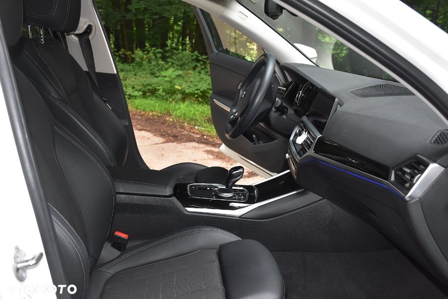 BMW Seria 3 320i - 25
