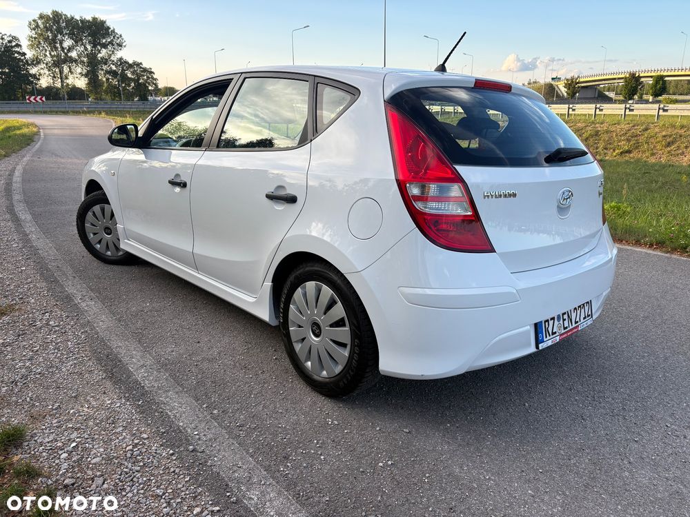 Hyundai i30 1.4 Base + - 15