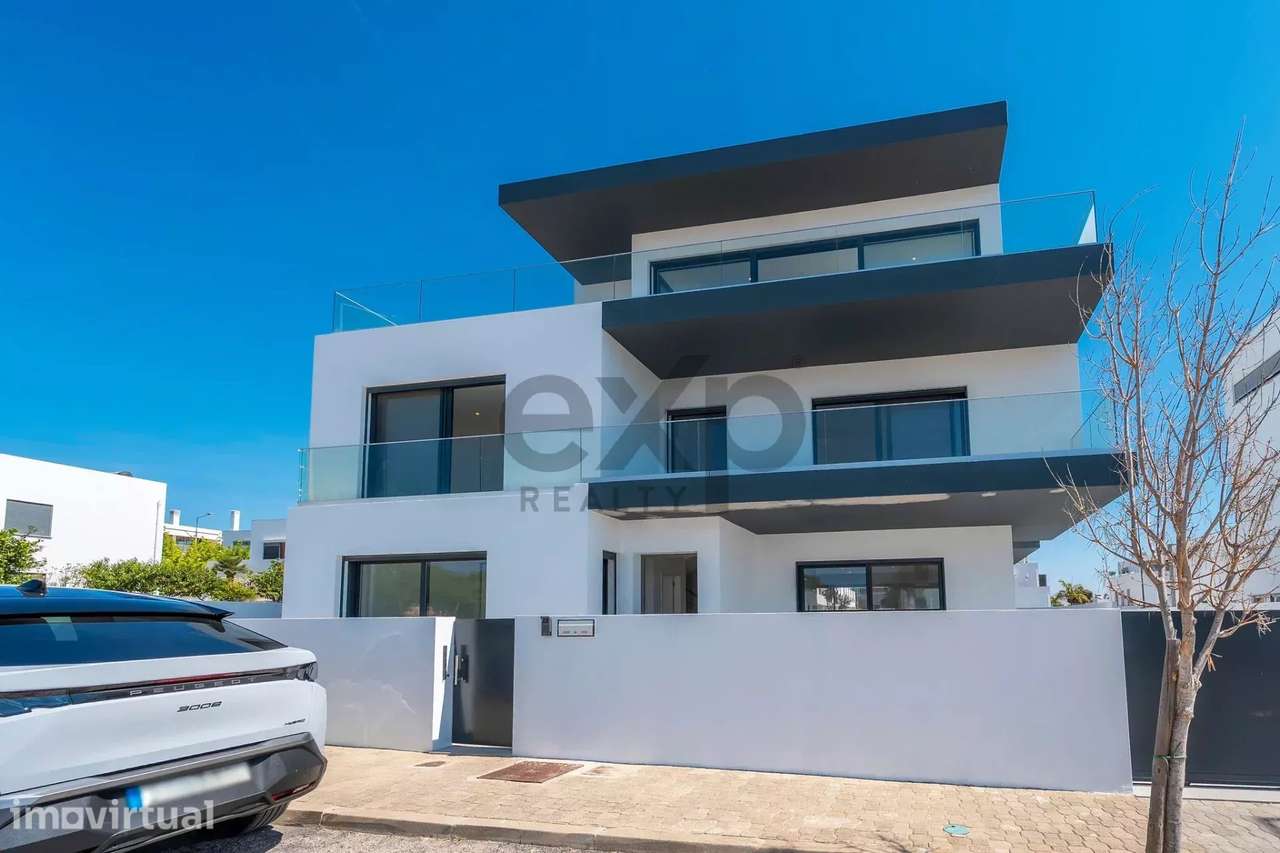 Moradia contemporânea T6 recém-construída pela Tavira Waterfront - Grande imagem: 3/60