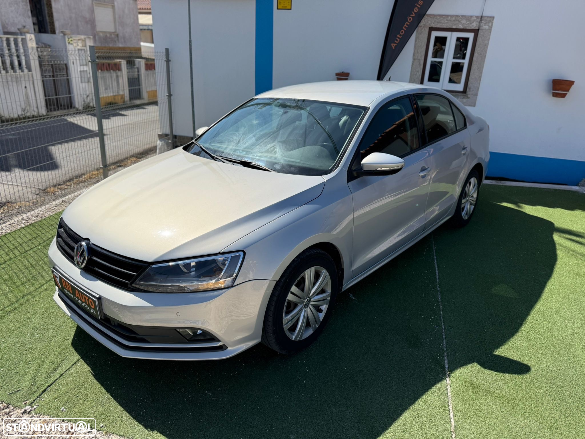 VW Jetta 2.0 TDI Confortline - 4