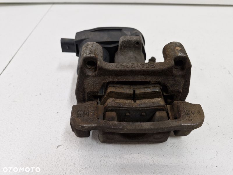 kia sportage iv 4 1.6 crdi zacisk hamulcowy jarzmo elektryczny prawy tył - 7