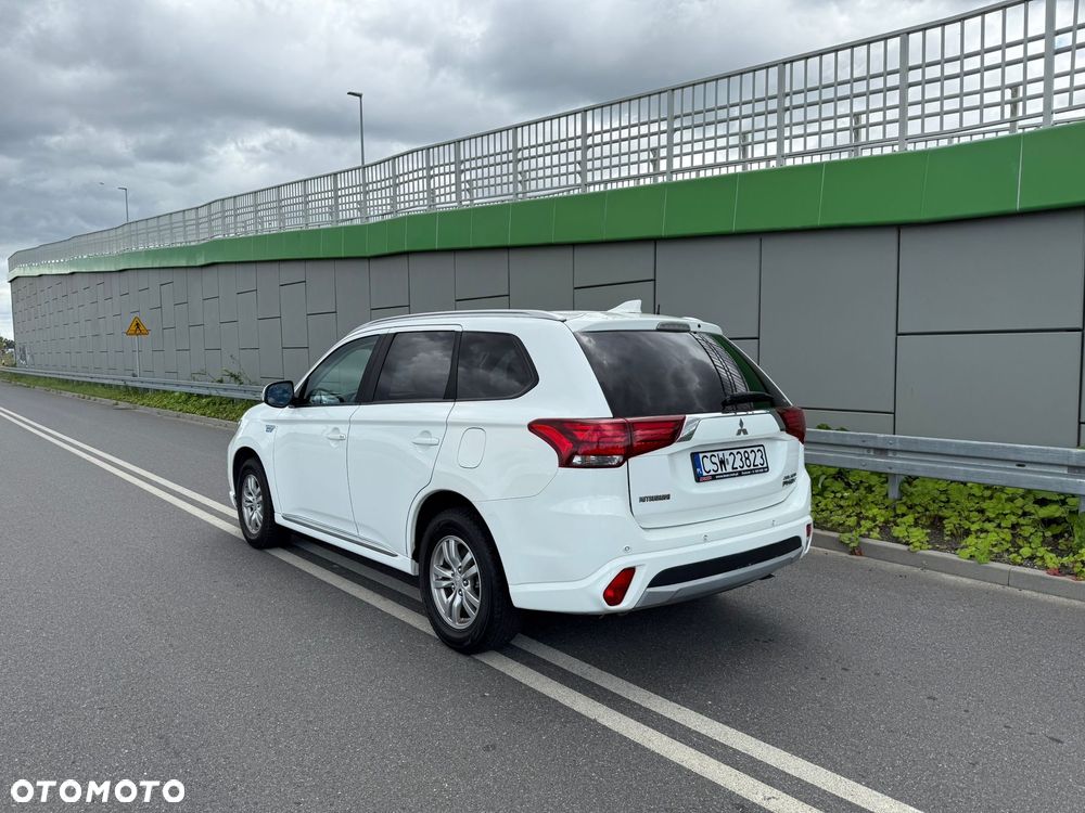 Mitsubishi Outlander 2.0 4WD Plug-In Hybrid Plus - 3