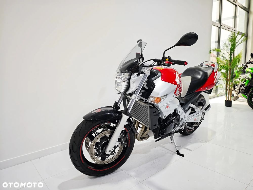 Suzuki GSR - 14