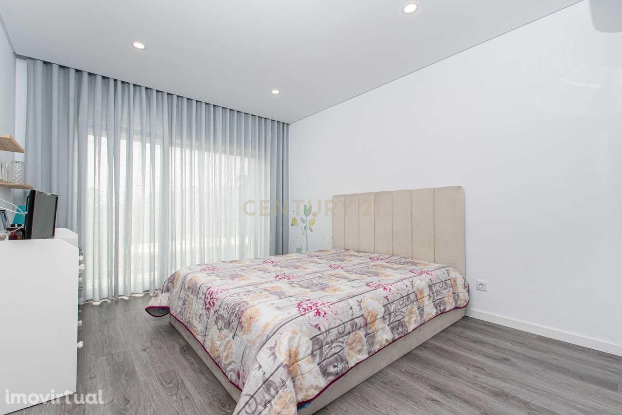 Moderna Moradia T4 em Fernão Ferro, Seixal - Grande imagem: 2/45
