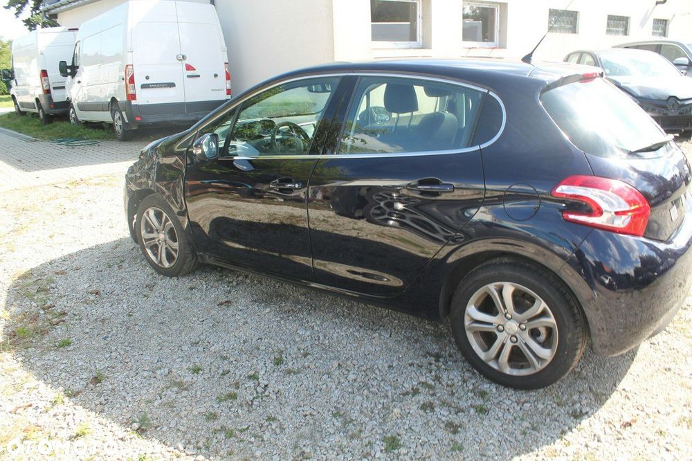 Peugeot 208 - 8