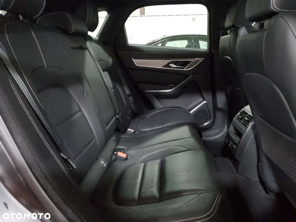 Jaguar F-Pace - 12
