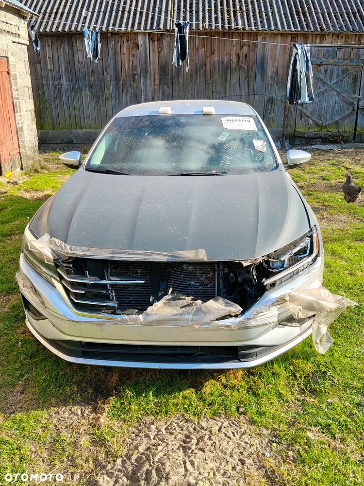 Volkswagen Passat - 1