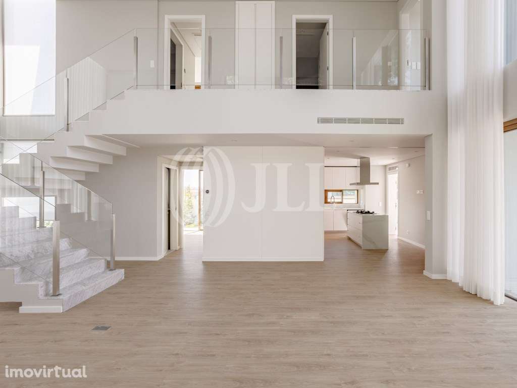 Moradia T4 com jardim e piscina no Estoril - Grande imagem: 2/52