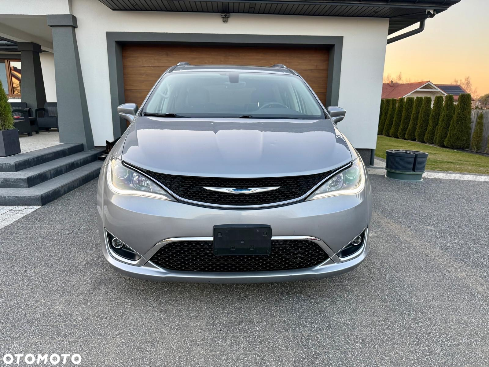 Chrysler Pacifica - 4