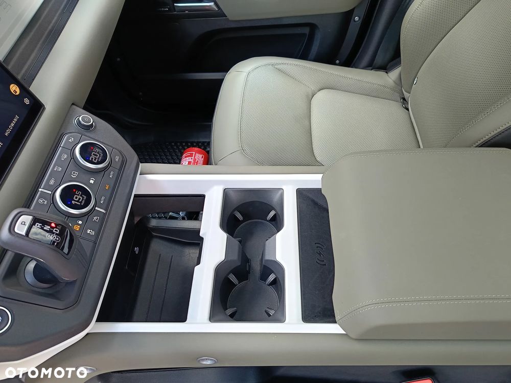 Land Rover Defender - 25