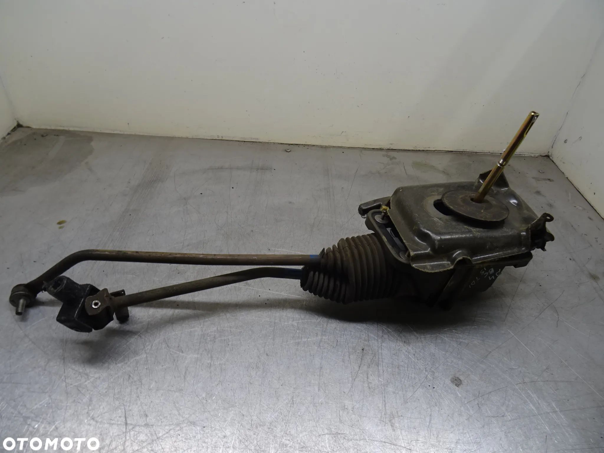 AUDI A4 B6 1.9TDI LEWAREK WYBIERAK BIEGÓW 8E0711025 - 1