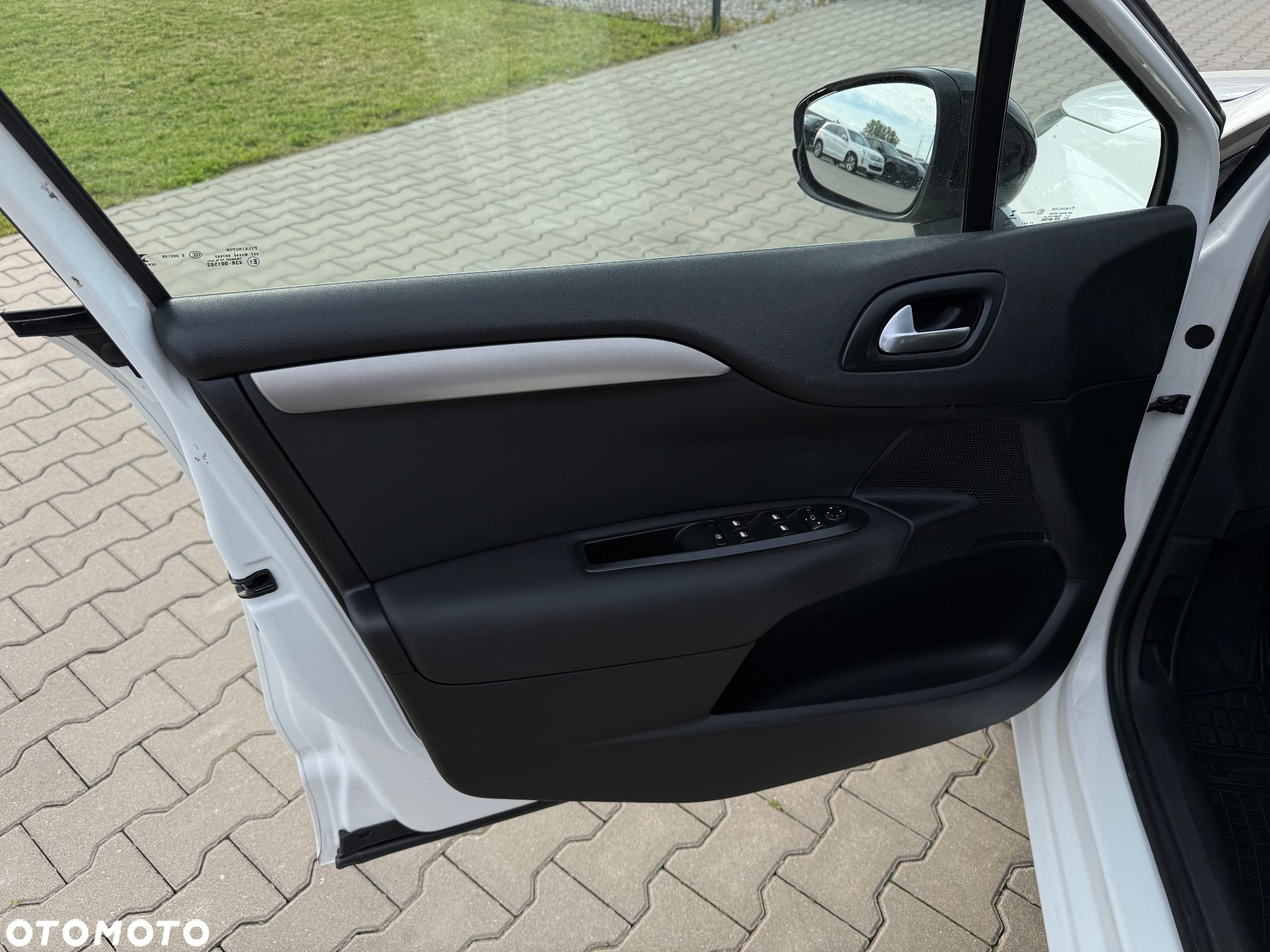 Citroën C4 e-HDi 115 Selection - 13