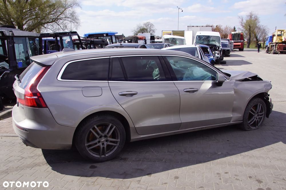 Auto na części - Volvo V60 II 2.0 D4 190 KM D4204T14 TG-81SC 727 2019R Silnik Skrzynia Drzwi Błotnik Klapa Zderzak Lampa Lusterko Klamka Szyba Deska Kokpit Sterownik Moduł Czujnik Licznik Wyświetlacz Panel Kierownica - 7