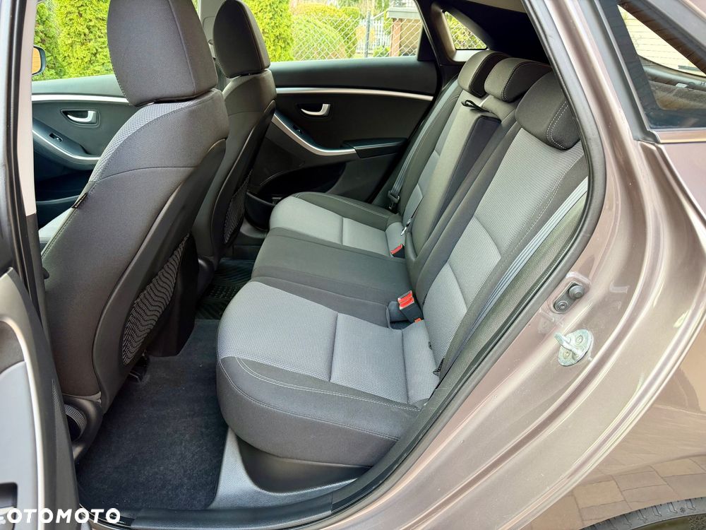 Hyundai i30 1.6 Trend - 12