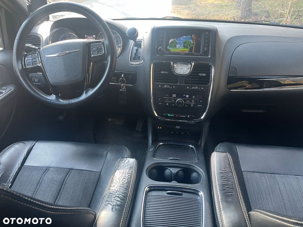 Chrysler Town & Country - 9