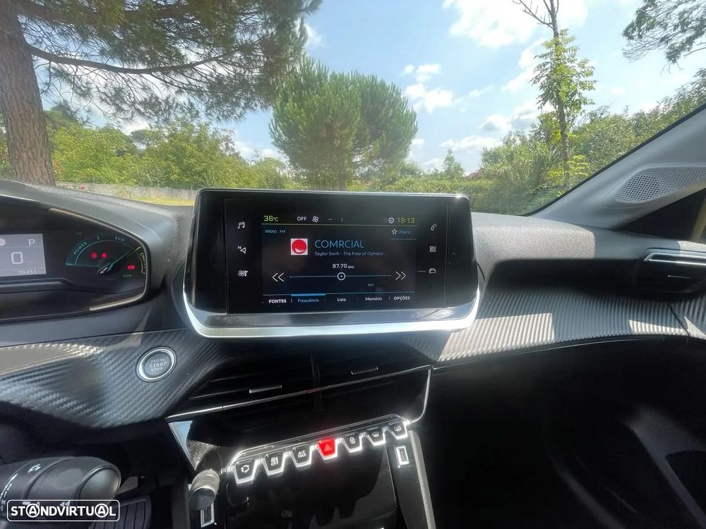 Peugeot e-208 50 kWh Allure Pack — fotografia 32