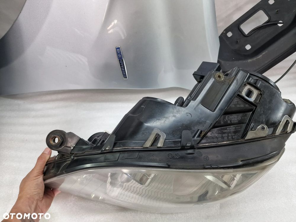 MERCEDES ML W164 LIFT 08-11 LAMPA KOMPLETNA LEWA BI-XENON SKRĘTNY  NR A1648205861 / OKULAR LEWY / BŁOTNIK LEWY SREBRNY KOD LAKIERU , KOLORU PRAWDOPODOBNIE 775 / ZAWIAS MASKI PRAWY NR A2518800428 , LEWY NR A2518800328 / DOLNA BELKA / STREFA ZGNIOTU LEWA , PRAWA / PODSZYBIE NR A1648800228 / ZBIORNICZEK SPRYSKIWACZY POD SPRYSKI NR A1648690520 , NR AUKCJI ML - 3