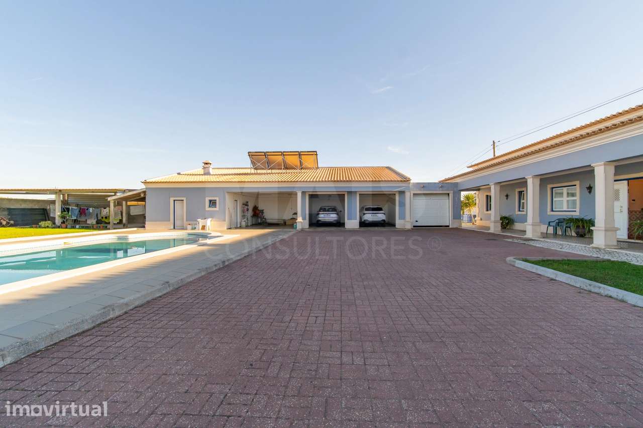 Moradia T4 com Piscina, 3 Garagens e Terreno de 3.179 m² em Almeirim - Grande imagem: 4/50