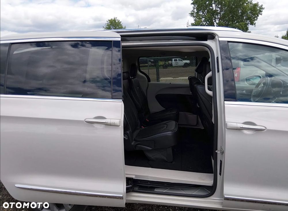 Chrysler Pacifica - 11