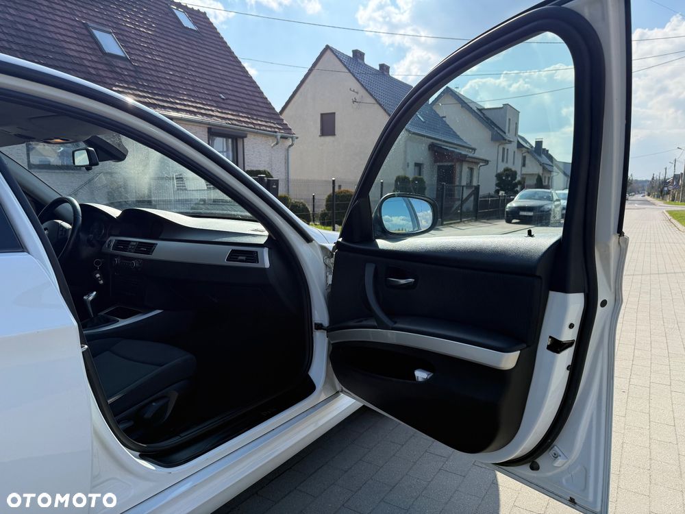 BMW Seria 3 320d xDrive DPF - 18