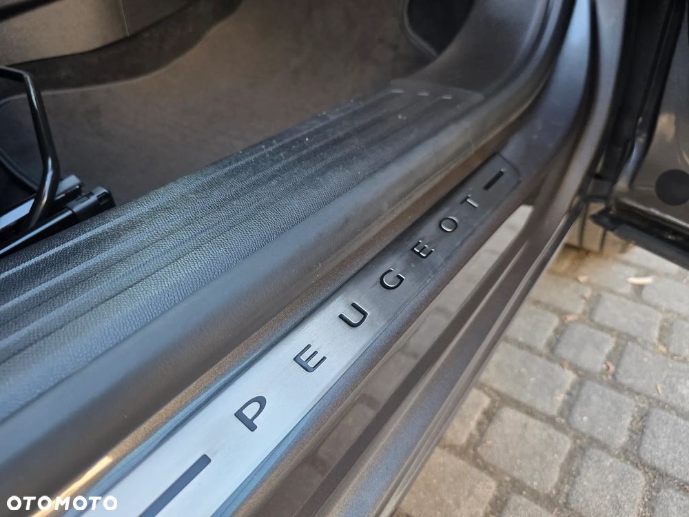 Peugeot 2008 PureTech 130 EAT8 GT - 22