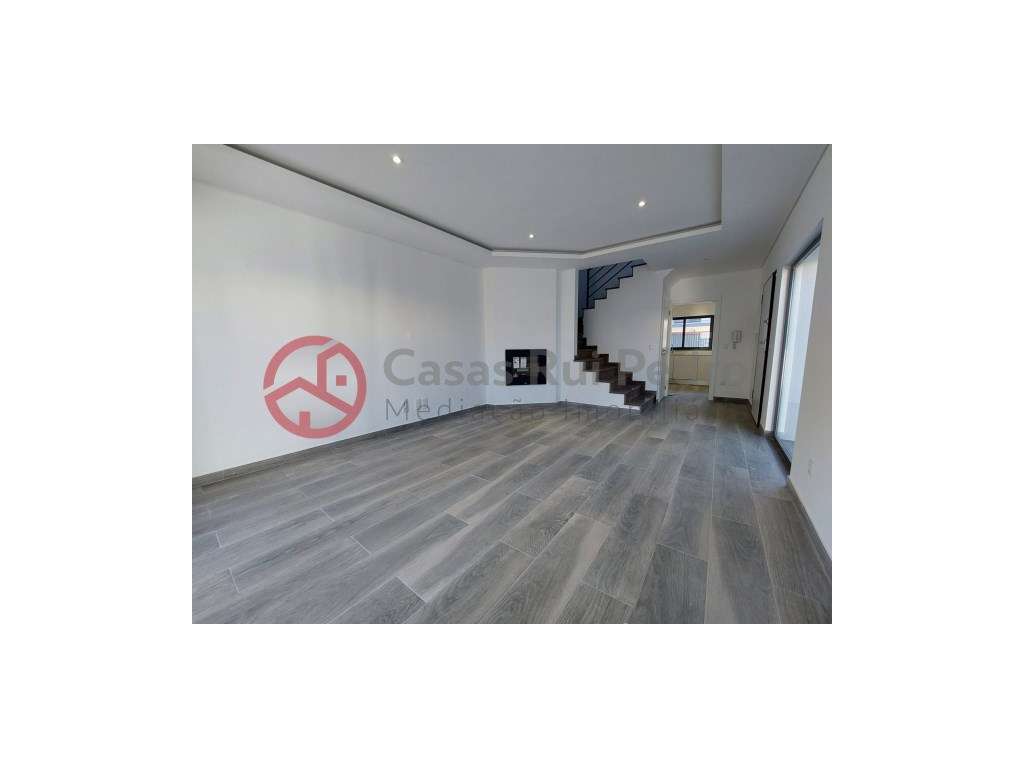 Moradia Triplex T2+1 com suite e terraço - Grande imagem: 2/4