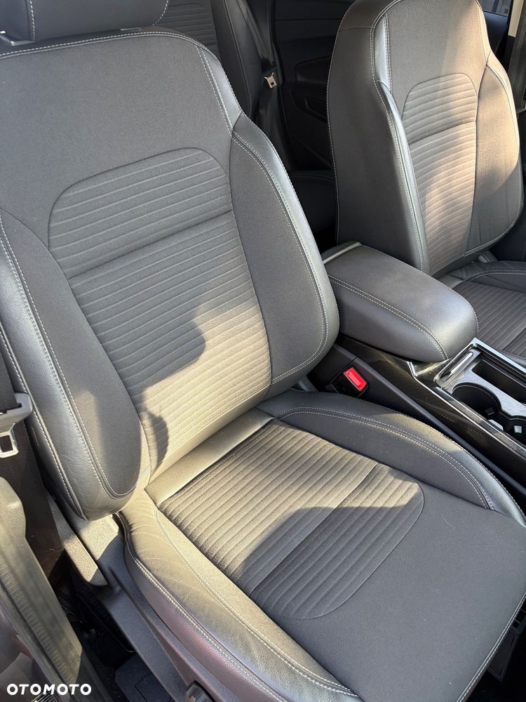 Ford Kuga 2.0 TDCi 2x4 Titanium - 20
