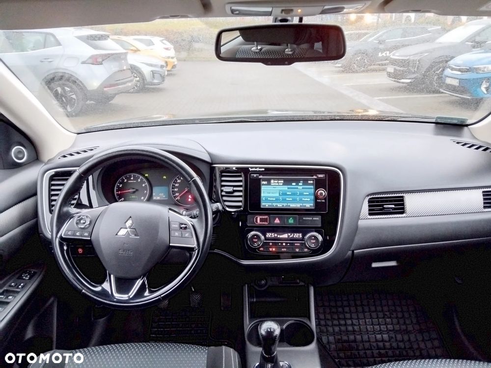 Mitsubishi Outlander 2.0 Invite + 2WD - 7