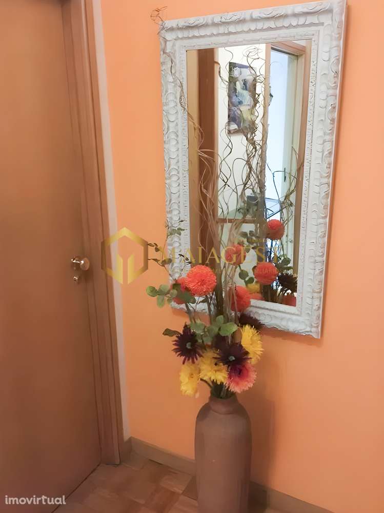 T2 Mobilado com Varanda e Garagem para 2 Carros no Porto - Grande imagem: 2/12