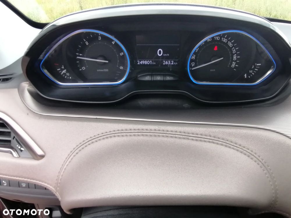 Peugeot 2008 1.6 e-HDi Allure S&S - 17