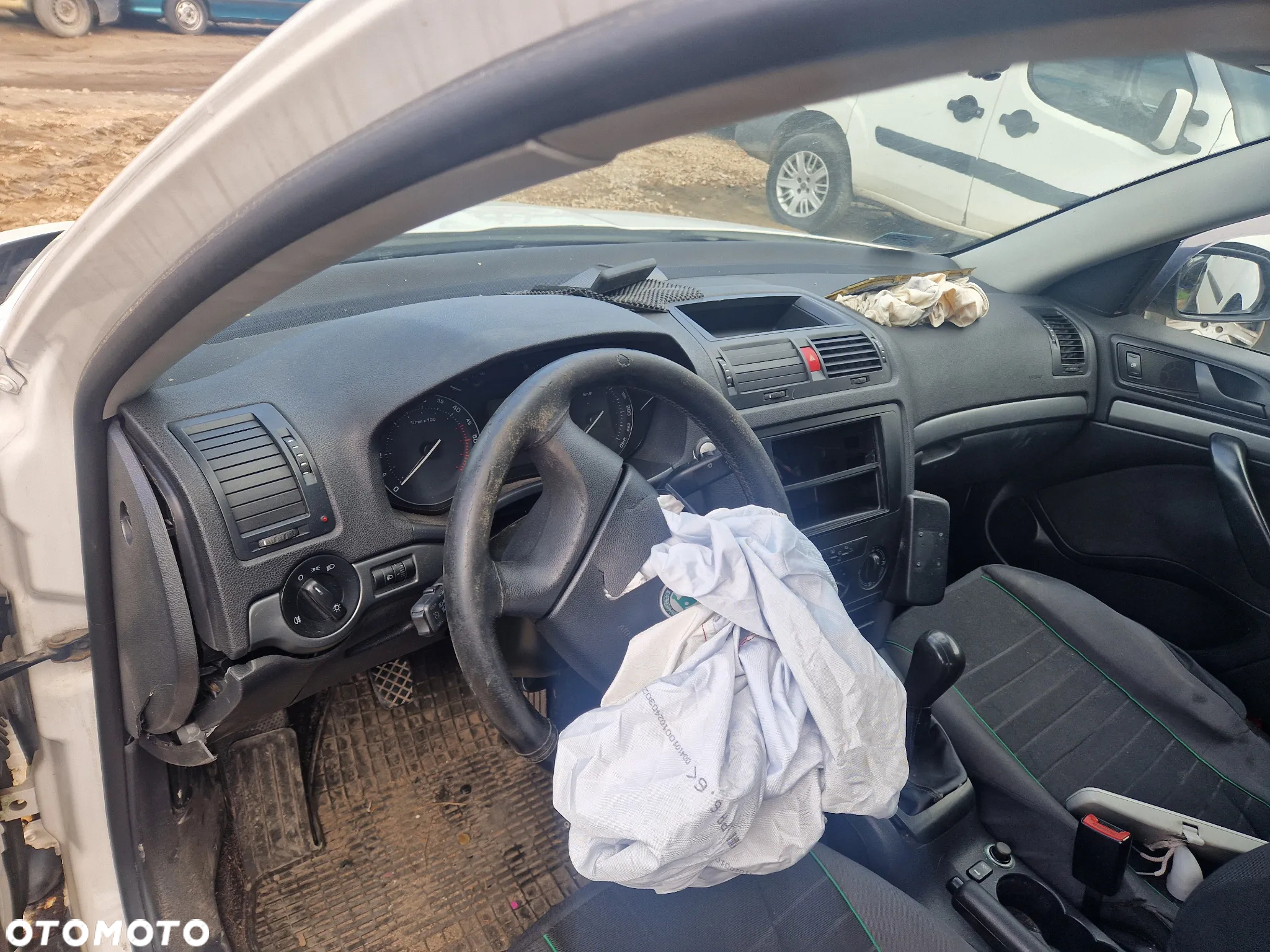 Skoda Octavia II fotel fotele kanapa deska kokpit podsufitka boczek boczki klamka podłokietnik licznik prędkościomierz - 2