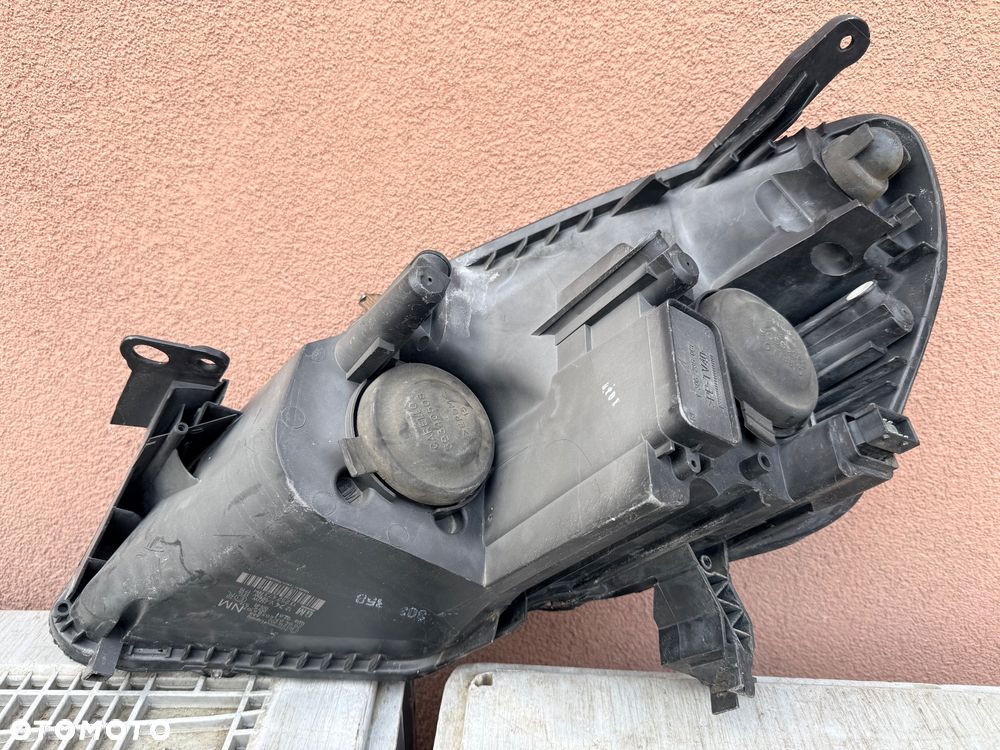 Lampa przednia OPEL ZAFIRA B CIEMNA PRAWA EUROPA ORYGINALNA AL - 2