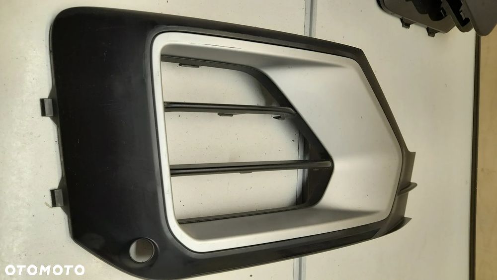 AUDI Q2 KRATKA ZAŚLEPKA ZDERZAKA PRAWA 81A807682K 81A807682G - 2