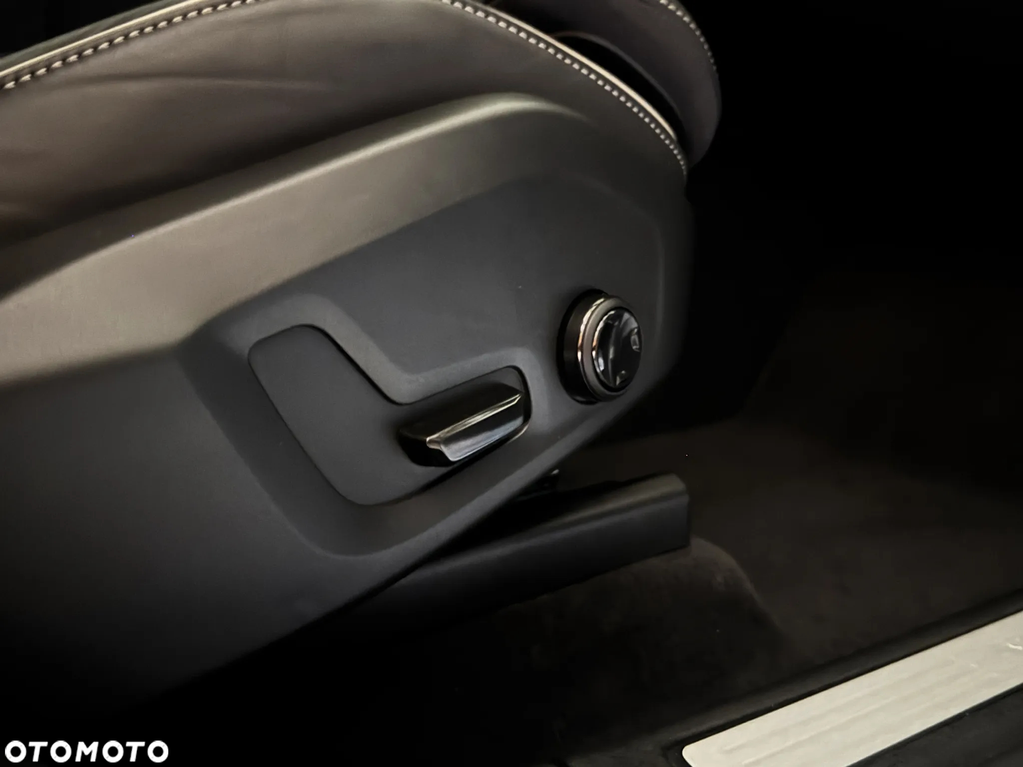 Volvo XC 60 B4 D Plus Dark - 16