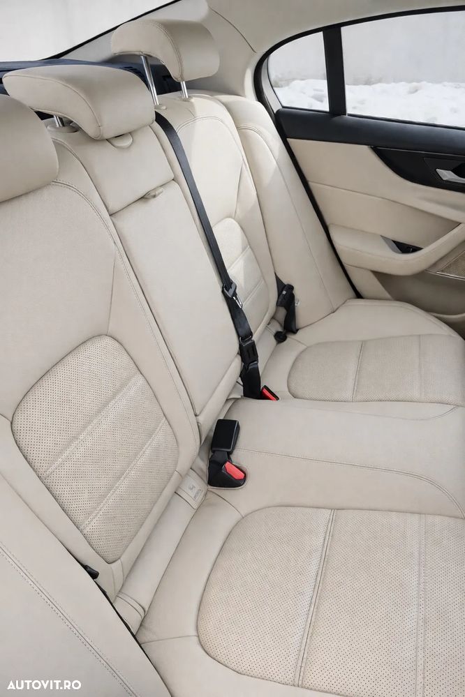 Jaguar XE P250 RWD Standard S - 14