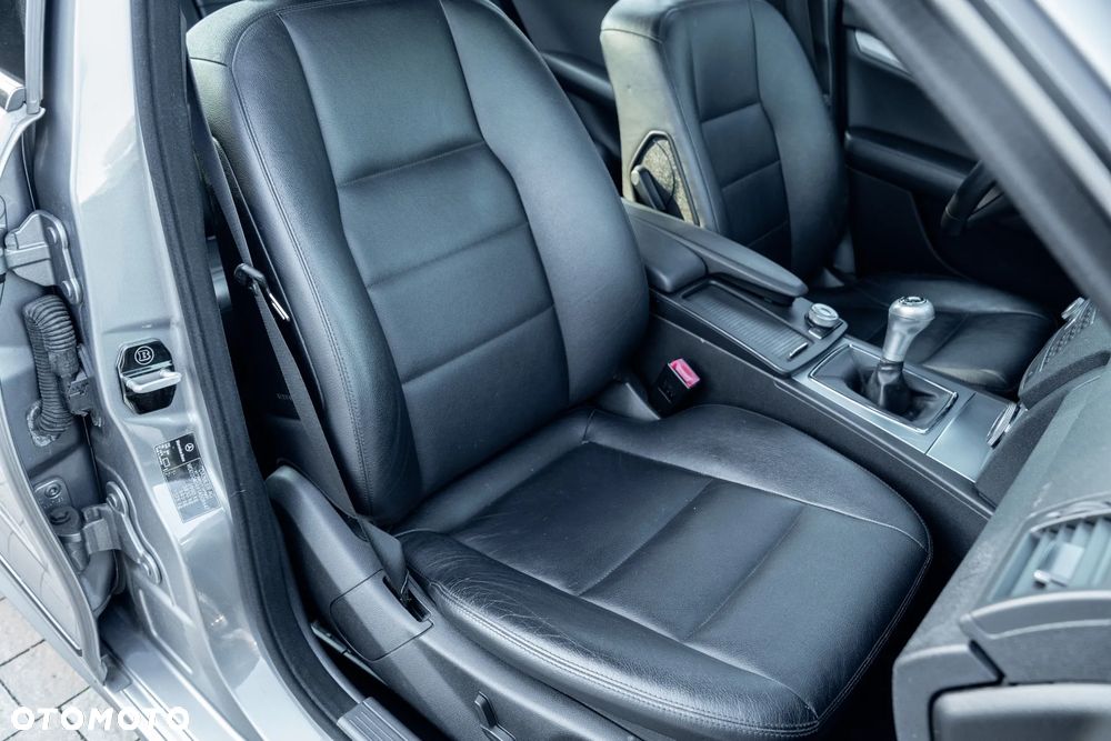 Mercedes-Benz Klasa C 180 CGI BlueEFFICIENCY Avantgarde - 24