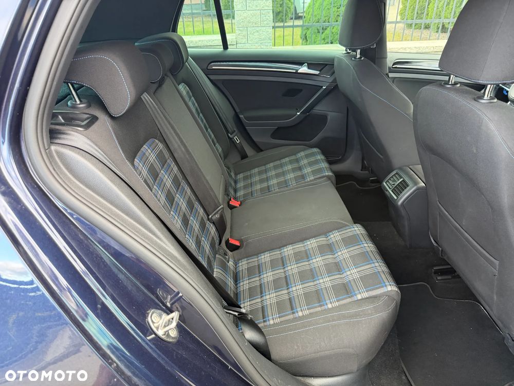 Volkswagen Golf - 24