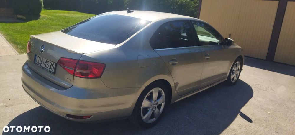 Volkswagen Jetta - 2