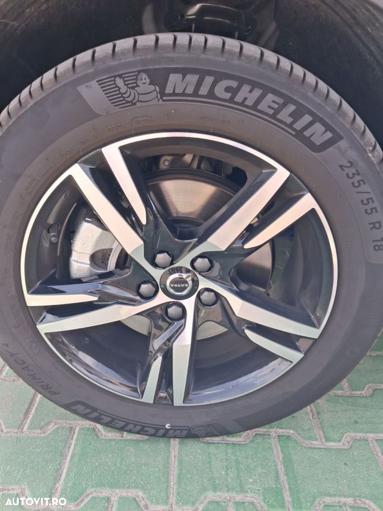 Volvo XC 40 B4 AT FWD MHEV Plus Dark - 17
