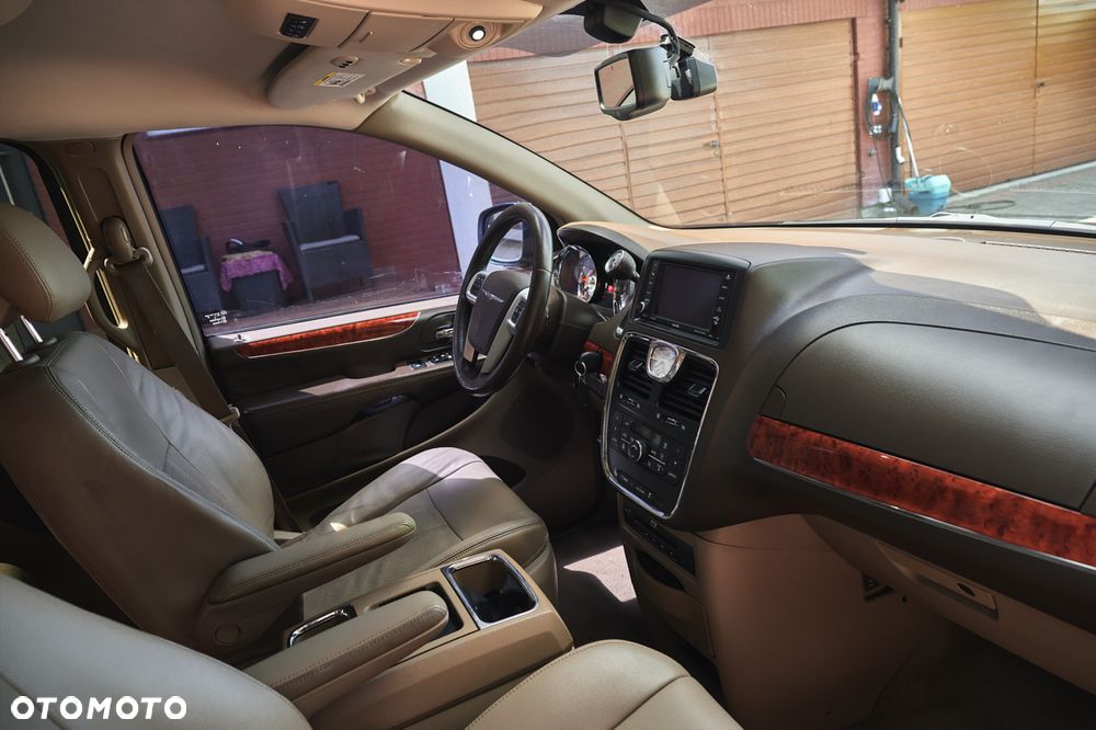 Chrysler Town & Country - 30