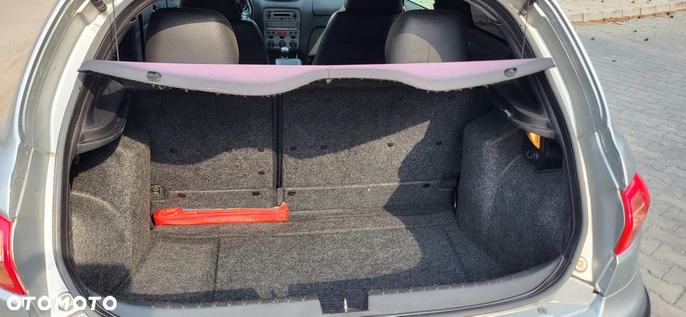 Alfa Romeo 147 1.9 JTD 16V Distinctive - 11