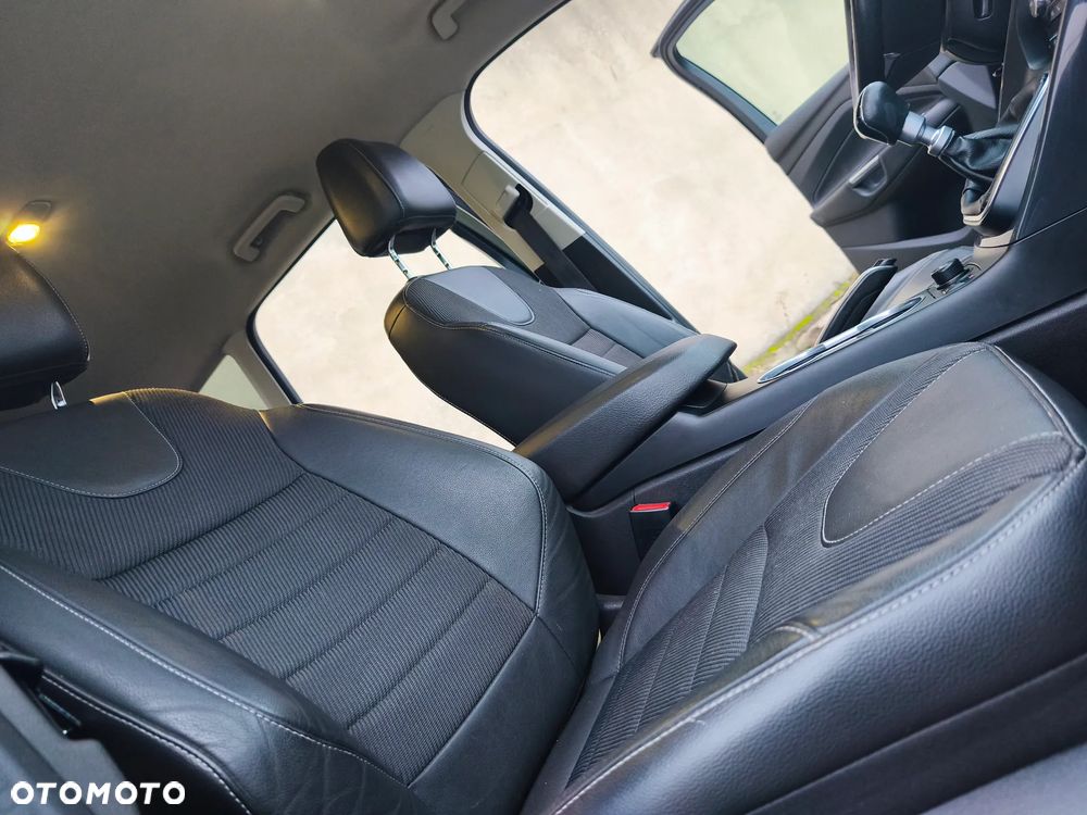 Ford Kuga 2.0 TDCi 2x4 Titanium - 22